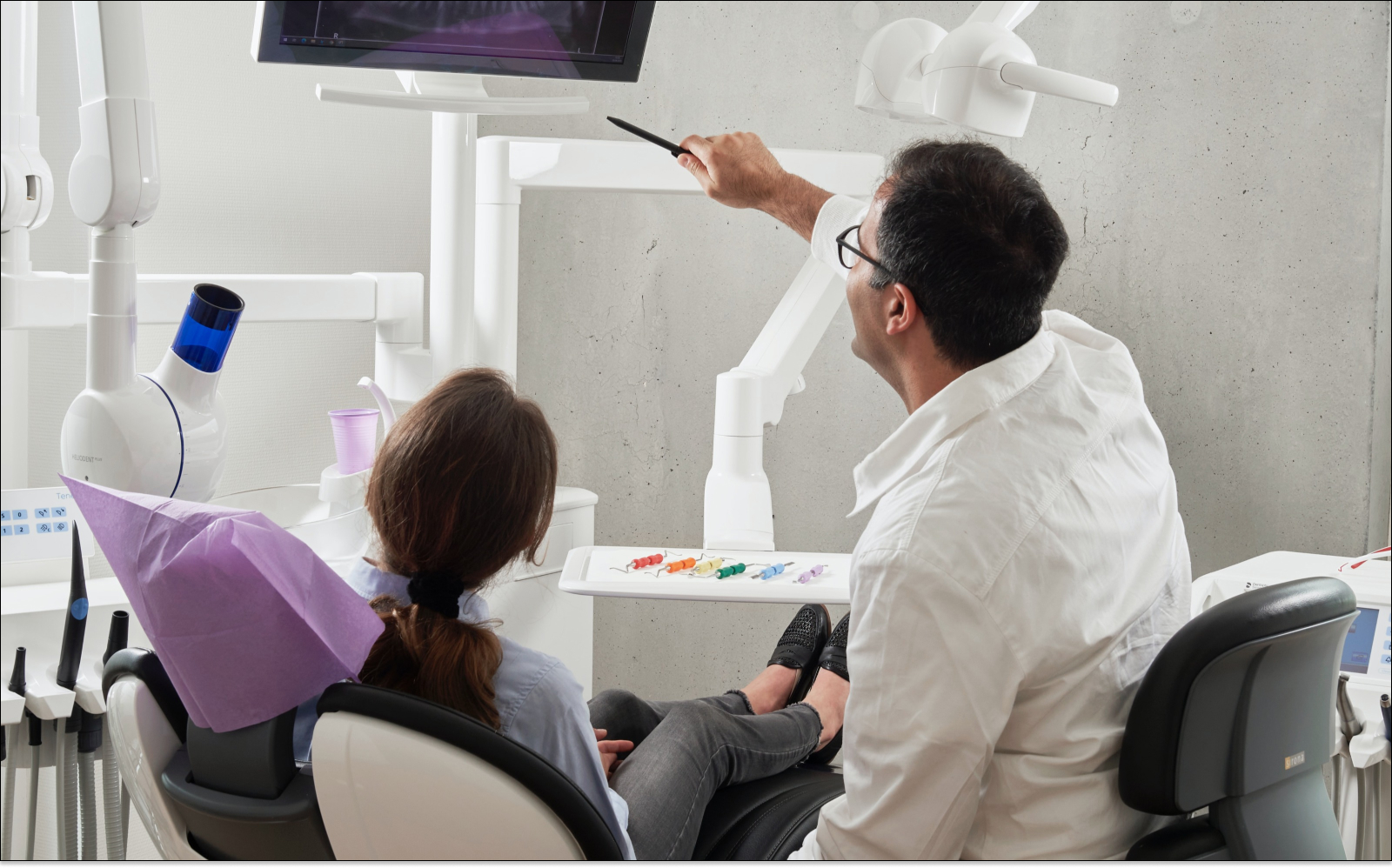 dentista enseñando una radiográfia dental